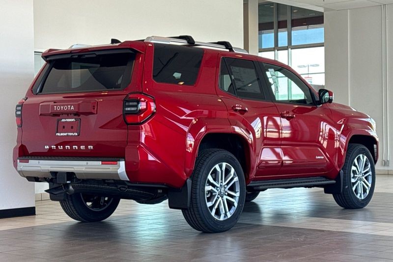 Toyota 4Runner Vehicle Full-screen Gallery Image 05