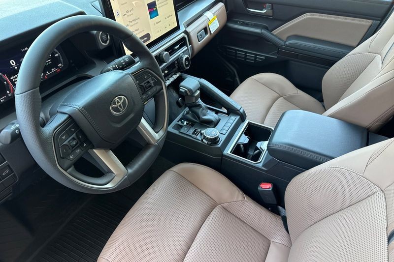 Toyota 4Runner Vehicle Full-screen Gallery Image 08