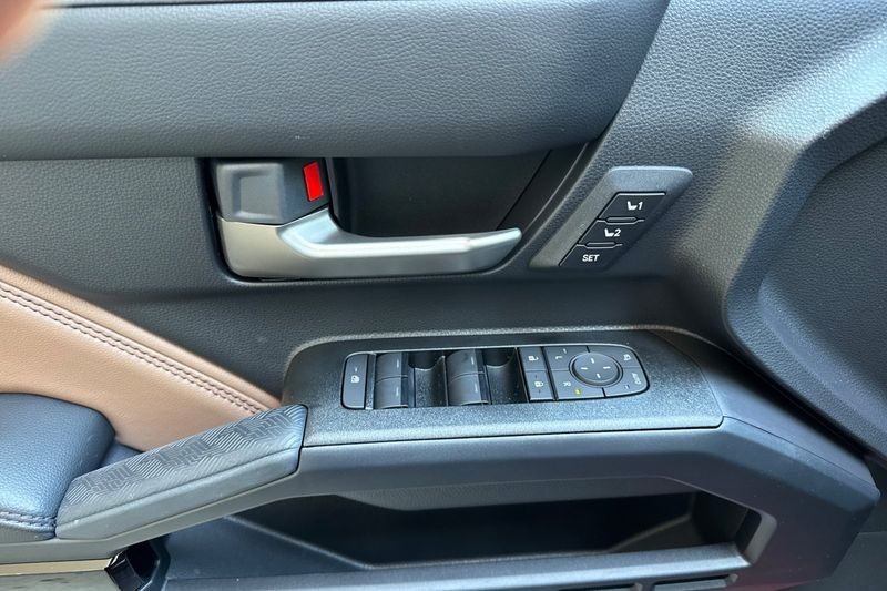 Toyota 4Runner Vehicle Full-screen Gallery Image 09