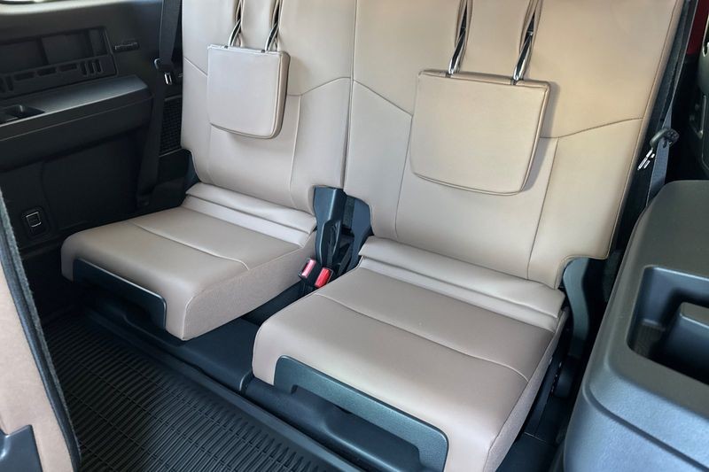 Toyota 4Runner Vehicle Full-screen Gallery Image 13
