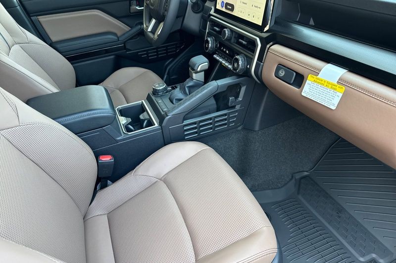 Toyota 4Runner Vehicle Full-screen Gallery Image 15