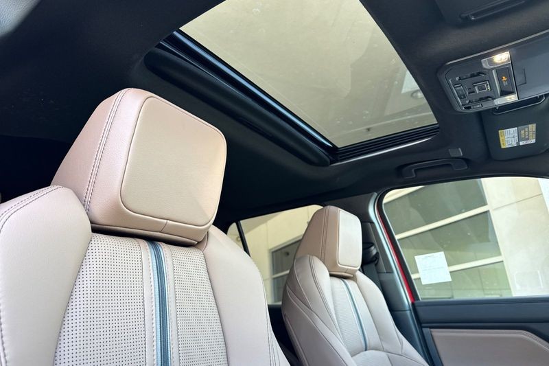 Toyota 4Runner Vehicle Full-screen Gallery Image 16