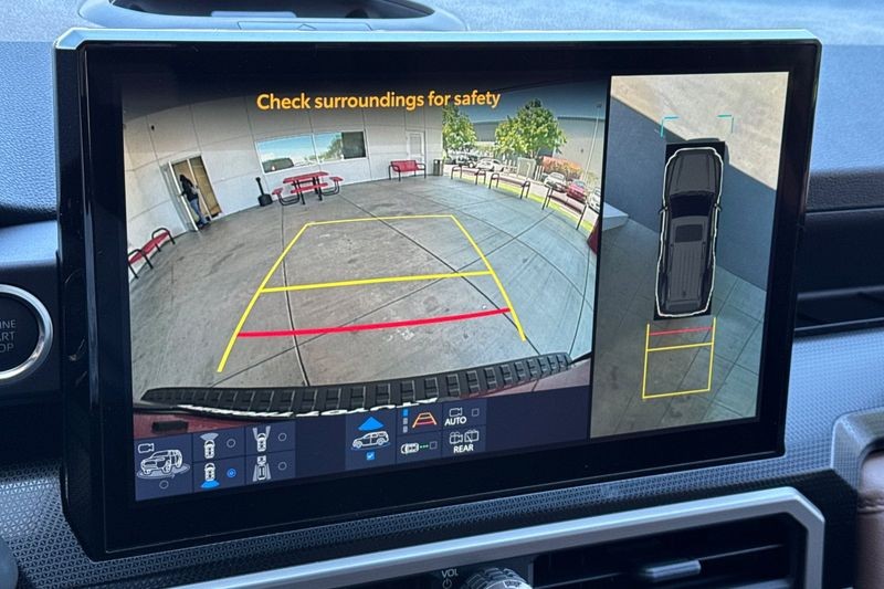 Toyota 4Runner Vehicle Full-screen Gallery Image 18