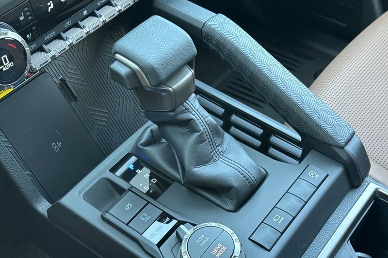Toyota 4Runner Vehicle Full-screen Gallery Image 20