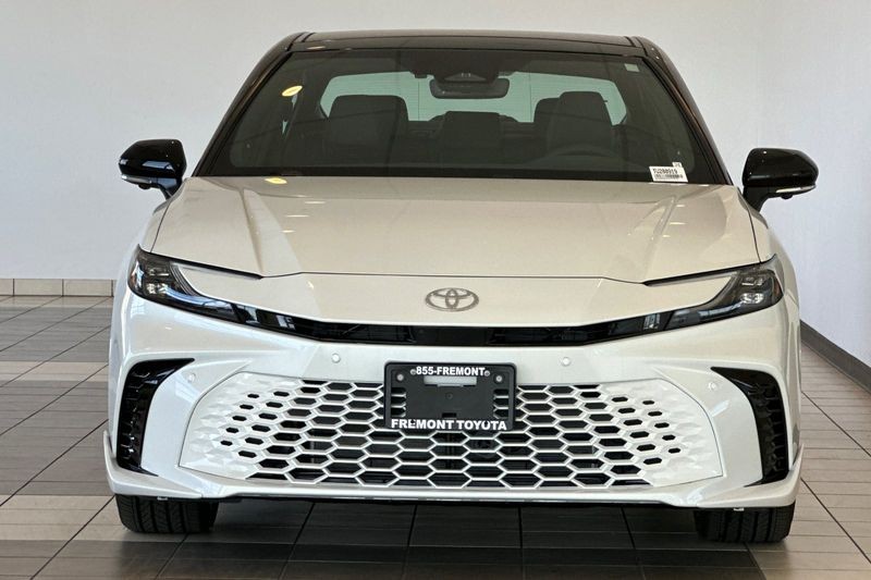 Toyota Camry Vehicle Full-screen Gallery Image 03