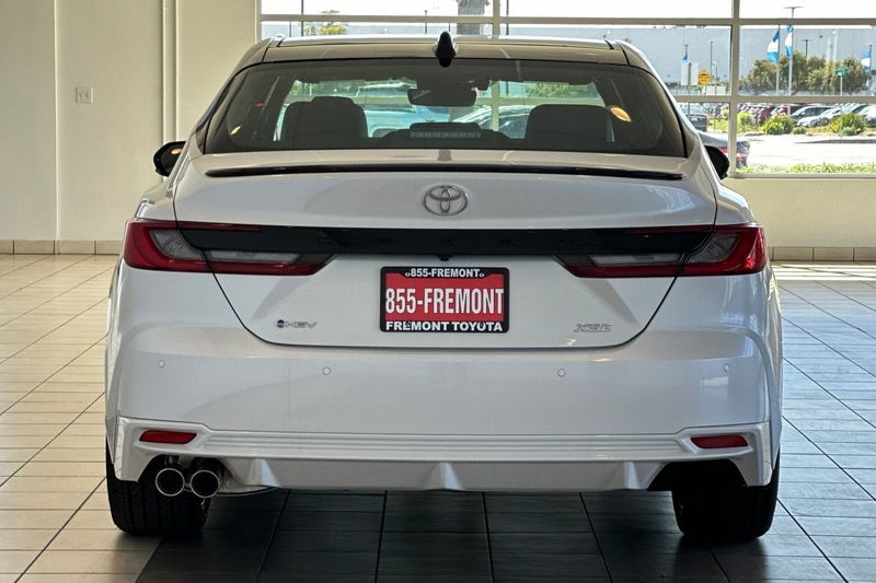 Toyota Camry Vehicle Full-screen Gallery Image 06