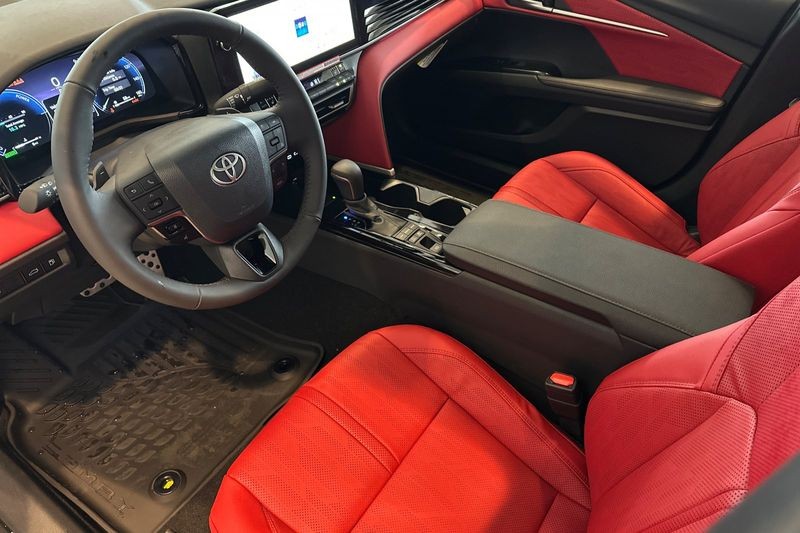 Toyota Camry Vehicle Full-screen Gallery Image 08