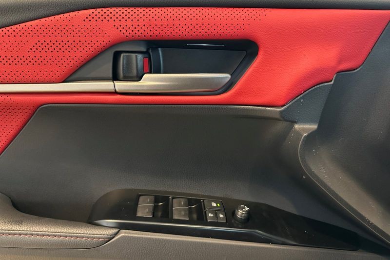 Toyota Camry Vehicle Full-screen Gallery Image 09