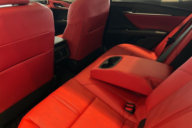 Toyota Camry Vehicle Full-screen Gallery Image 10