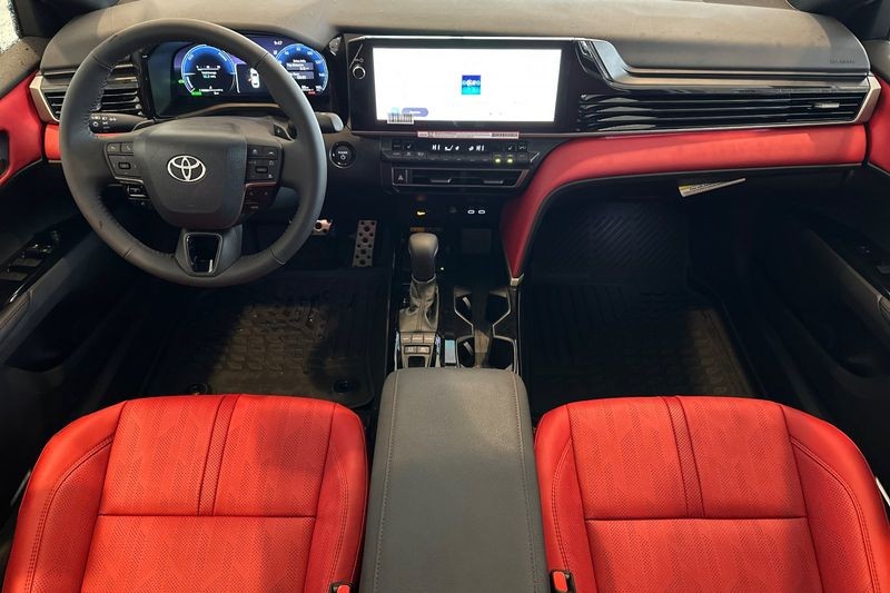 Toyota Camry Vehicle Full-screen Gallery Image 11
