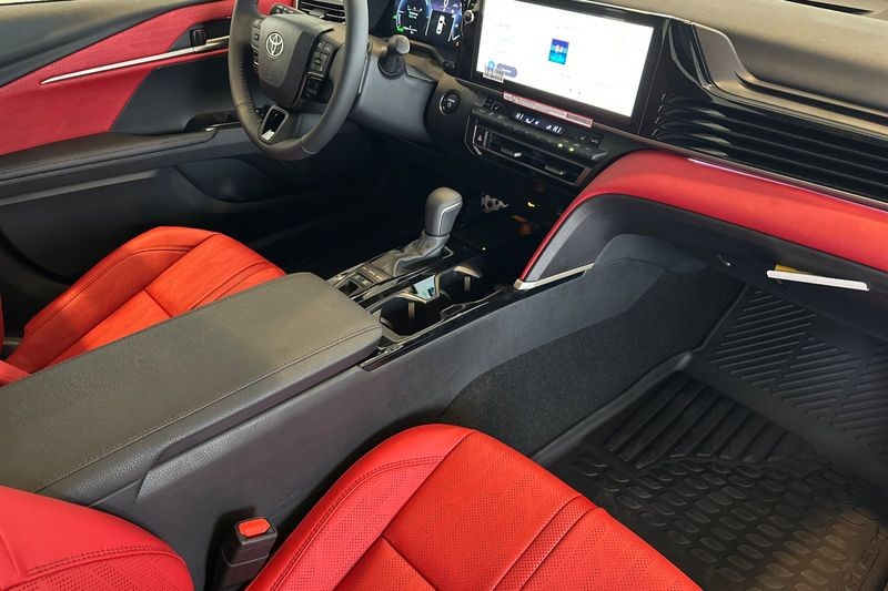 Toyota Camry Vehicle Full-screen Gallery Image 12