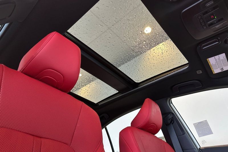 Toyota Camry Vehicle Full-screen Gallery Image 13