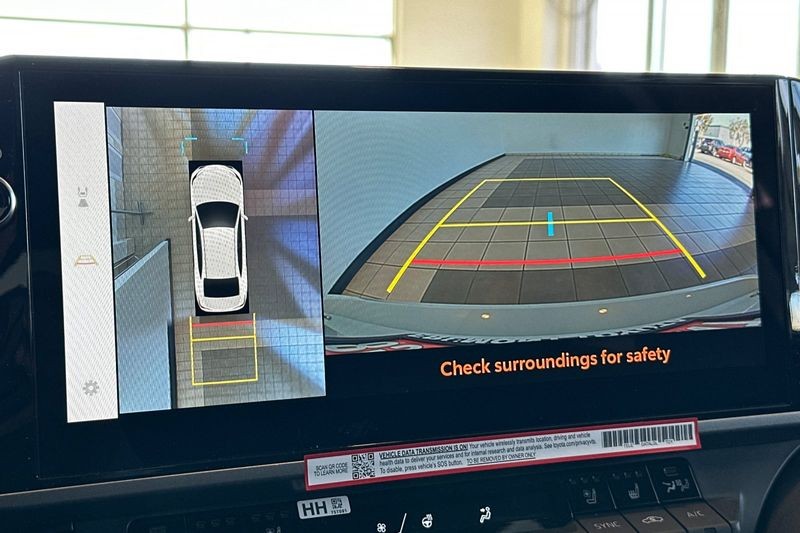 Toyota Camry Vehicle Full-screen Gallery Image 16