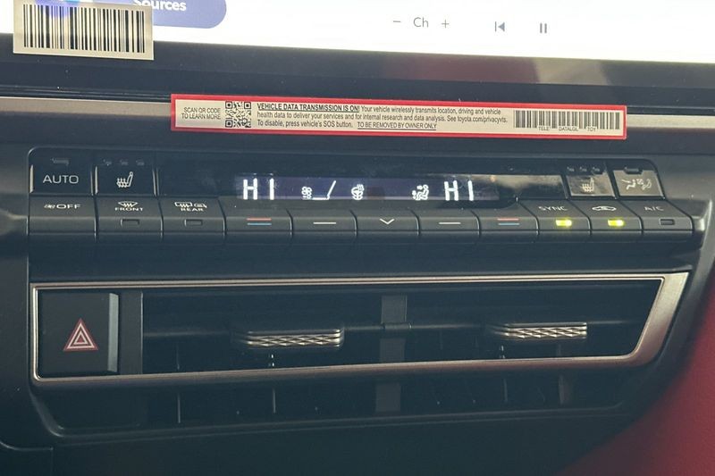 Toyota Camry Vehicle Full-screen Gallery Image 17
