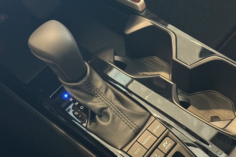 Toyota Camry Vehicle Full-screen Gallery Image 18