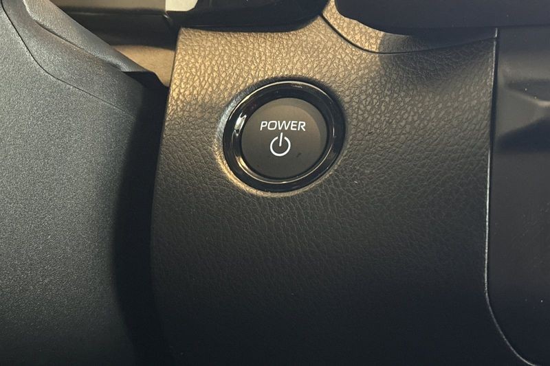 Toyota Camry Vehicle Full-screen Gallery Image 19