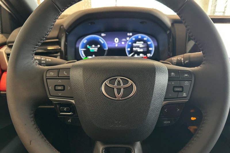 Toyota Camry Vehicle Full-screen Gallery Image 20