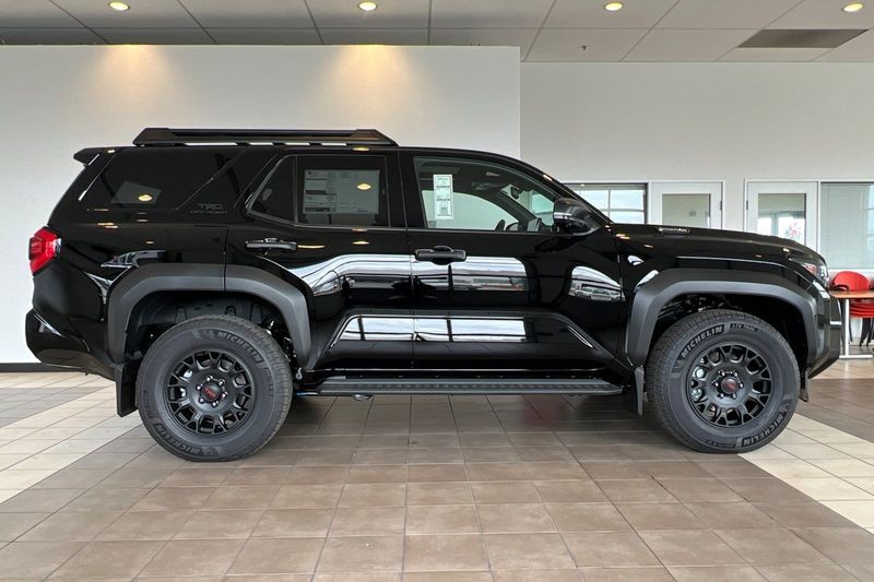 Toyota 4Runner i-FORCE MAX Hybrid Vehicle Full-screen Gallery Image 04