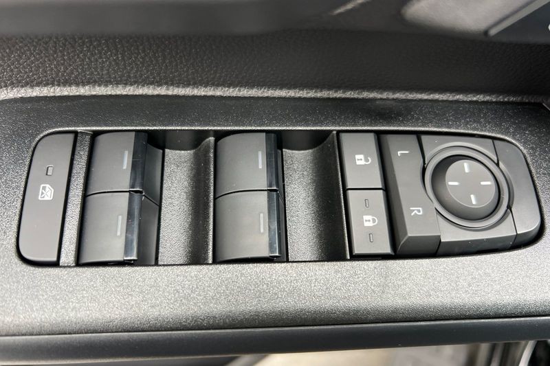 Toyota 4Runner i-FORCE MAX Hybrid Vehicle Full-screen Gallery Image 09