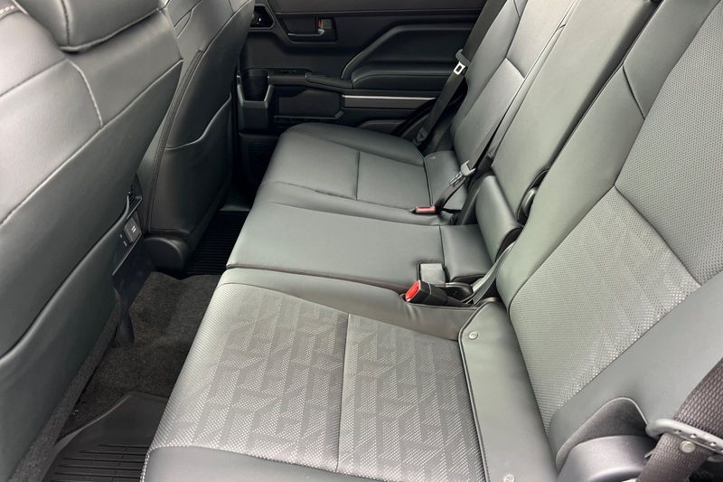 Toyota 4Runner i-FORCE MAX Hybrid Vehicle Full-screen Gallery Image 10