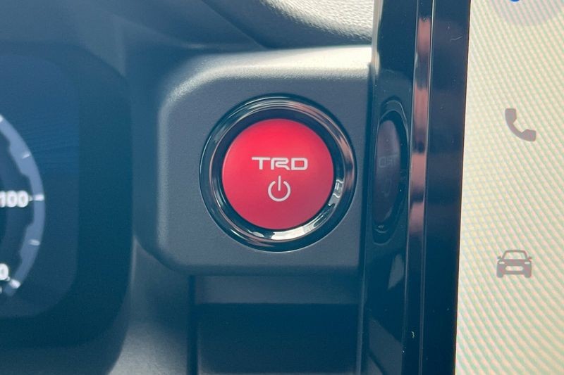 Toyota 4Runner i-FORCE MAX Hybrid Vehicle Full-screen Gallery Image 20