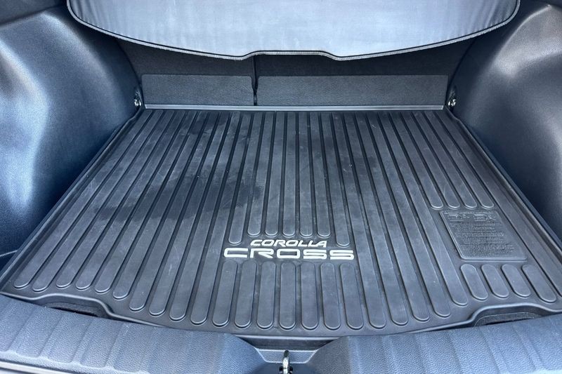 Toyota Corolla Cross Vehicle Full-screen Gallery Image 15