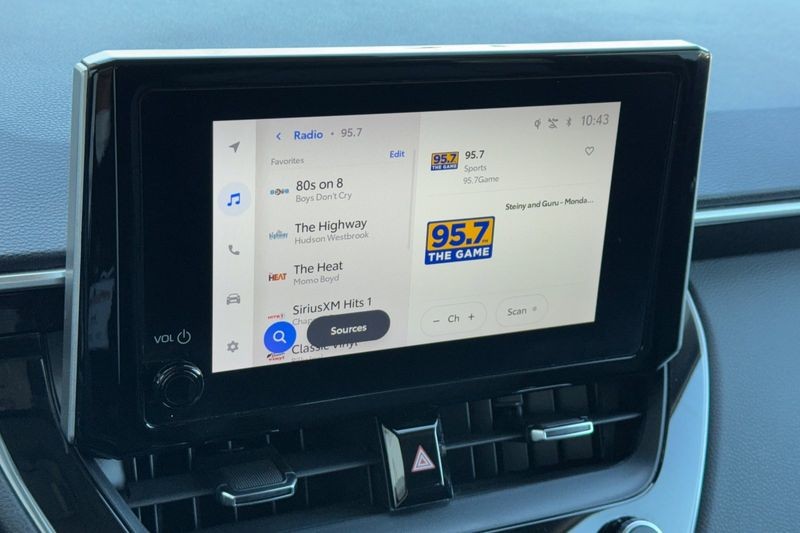 Toyota Corolla Cross Vehicle Full-screen Gallery Image 18
