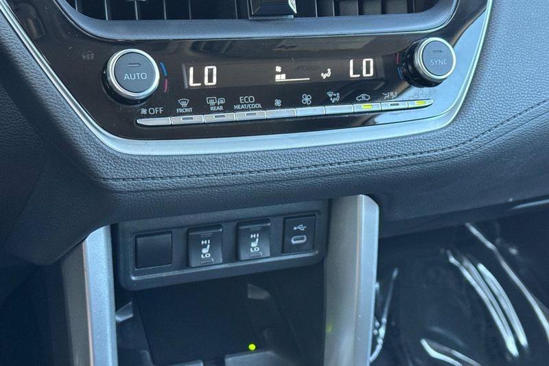 Toyota Corolla Cross Vehicle Full-screen Gallery Image 20