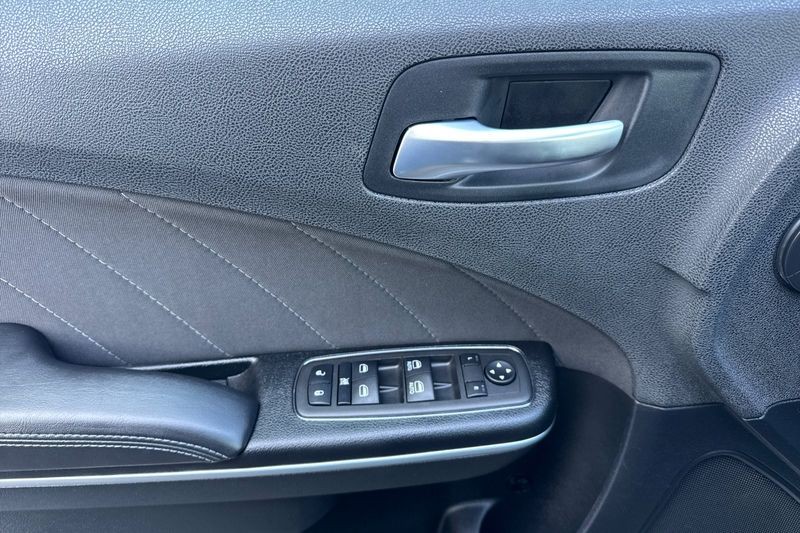 Dodge Charger Vehicle Full-screen Gallery Image 11