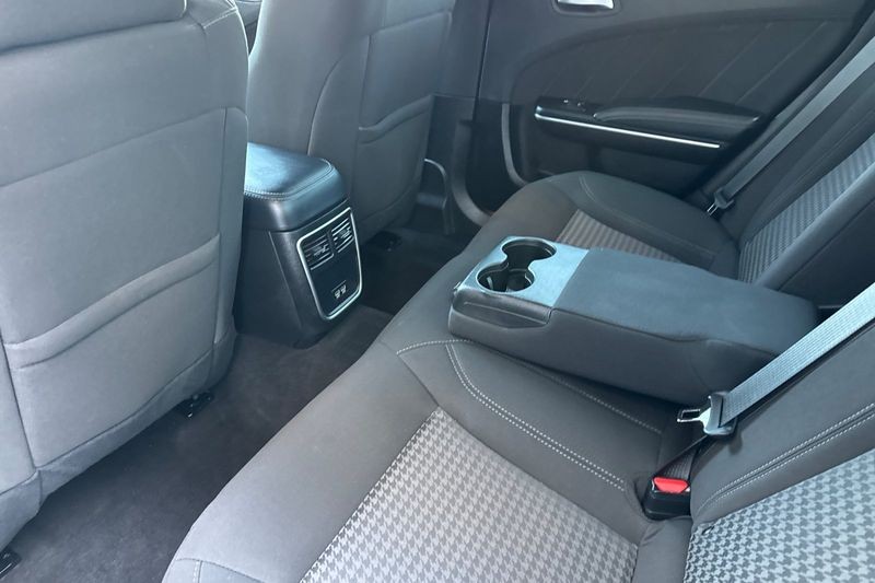 Dodge Charger Vehicle Full-screen Gallery Image 12