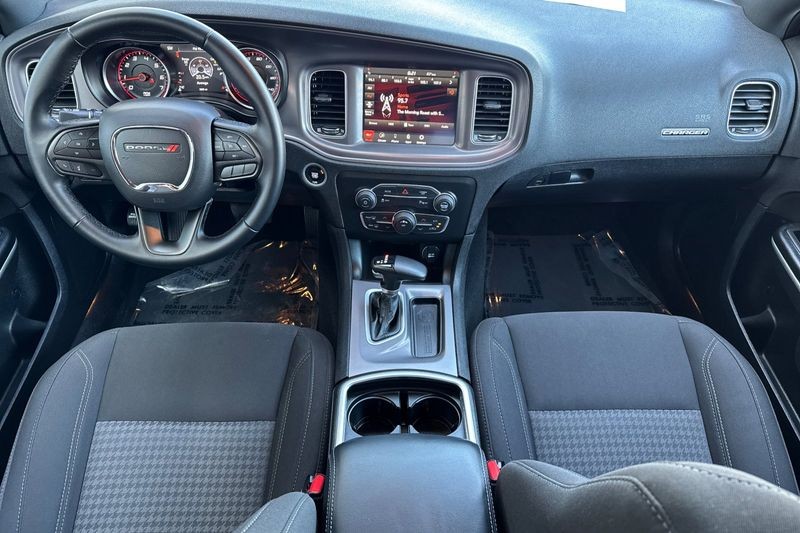 Dodge Charger Vehicle Full-screen Gallery Image 13