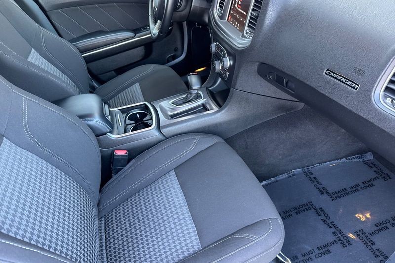 Dodge Charger Vehicle Full-screen Gallery Image 15