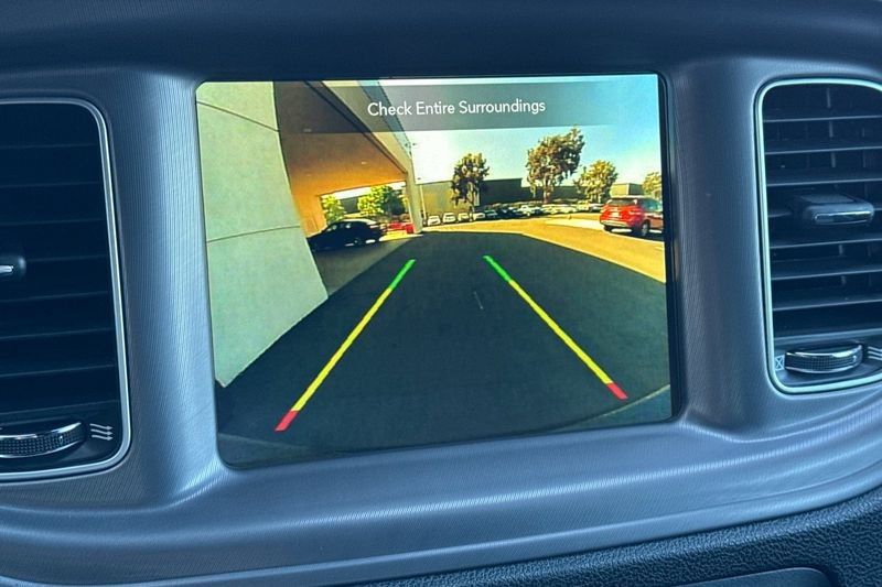 Dodge Charger Vehicle Full-screen Gallery Image 18