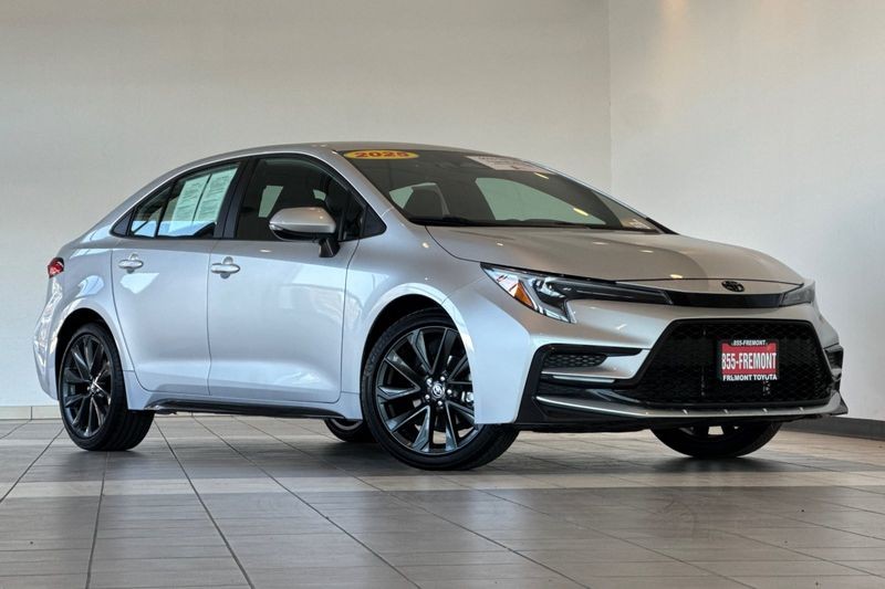 Toyota Corolla Vehicle Full-screen Gallery Image 02