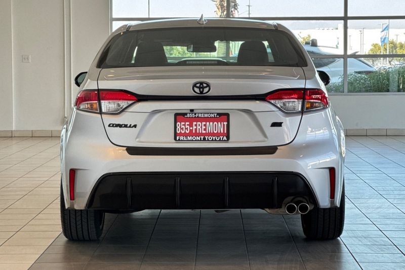 Toyota Corolla Vehicle Full-screen Gallery Image 05