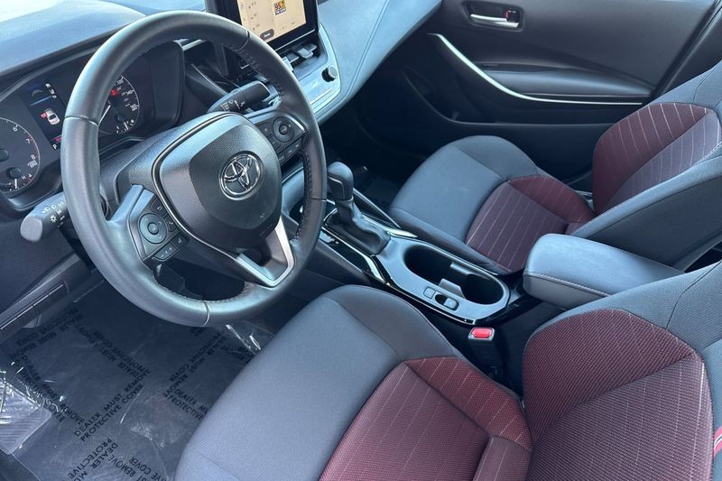 Toyota Corolla Vehicle Full-screen Gallery Image 10