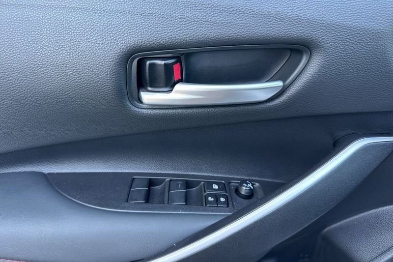 Toyota Corolla Vehicle Full-screen Gallery Image 11