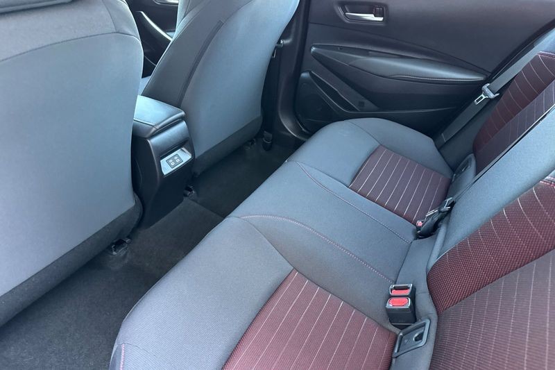 Toyota Corolla Vehicle Full-screen Gallery Image 12