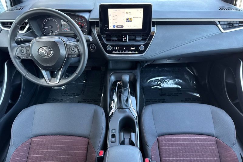 Toyota Corolla Vehicle Full-screen Gallery Image 13