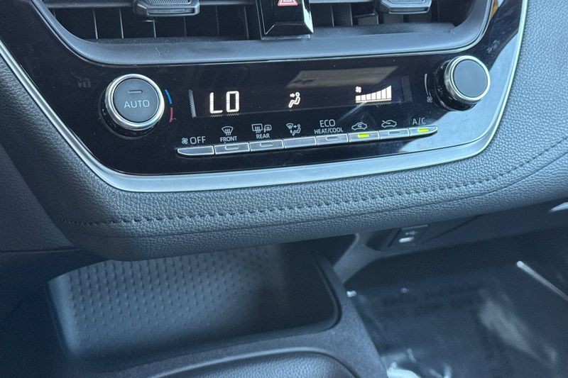 Toyota Corolla Vehicle Full-screen Gallery Image 19