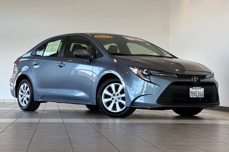 Toyota Corolla Vehicle Full-screen Gallery Image 02