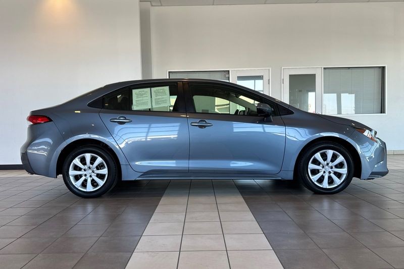 Toyota Corolla Vehicle Full-screen Gallery Image 03