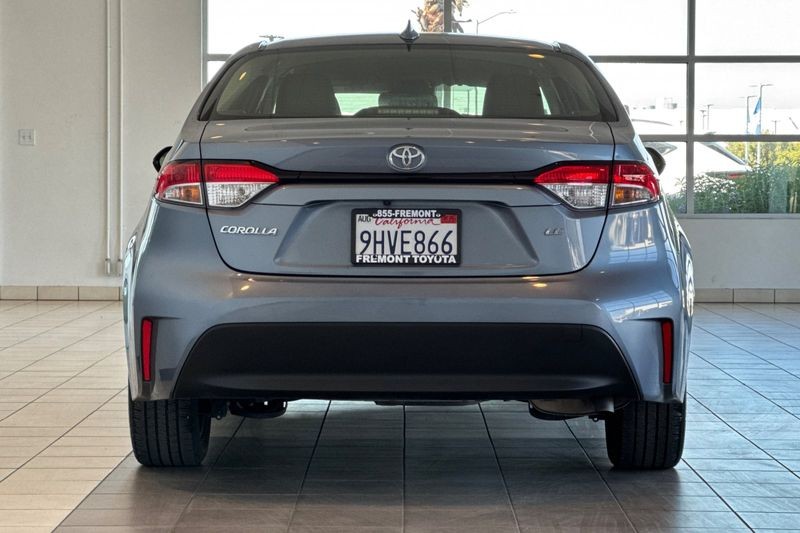 Toyota Corolla Vehicle Full-screen Gallery Image 05