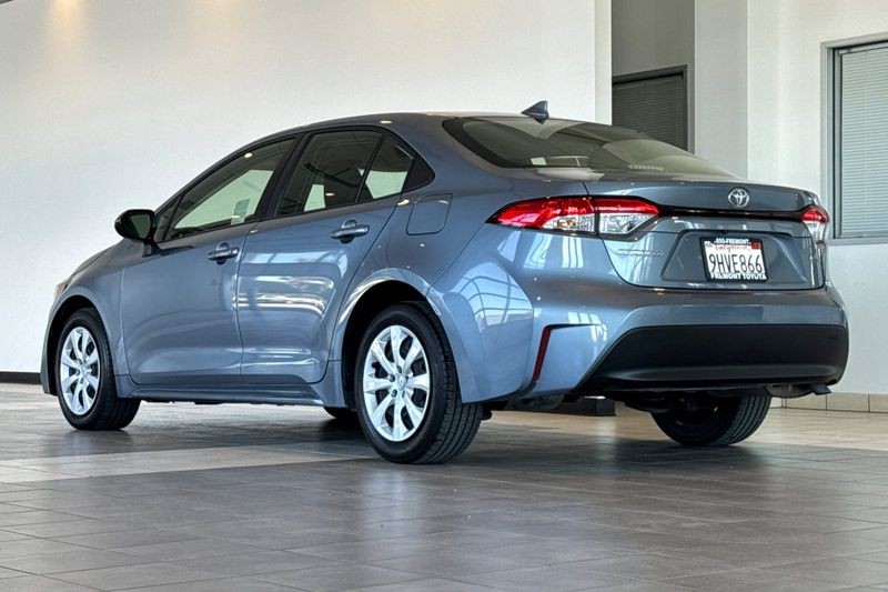 Toyota Corolla Vehicle Full-screen Gallery Image 06