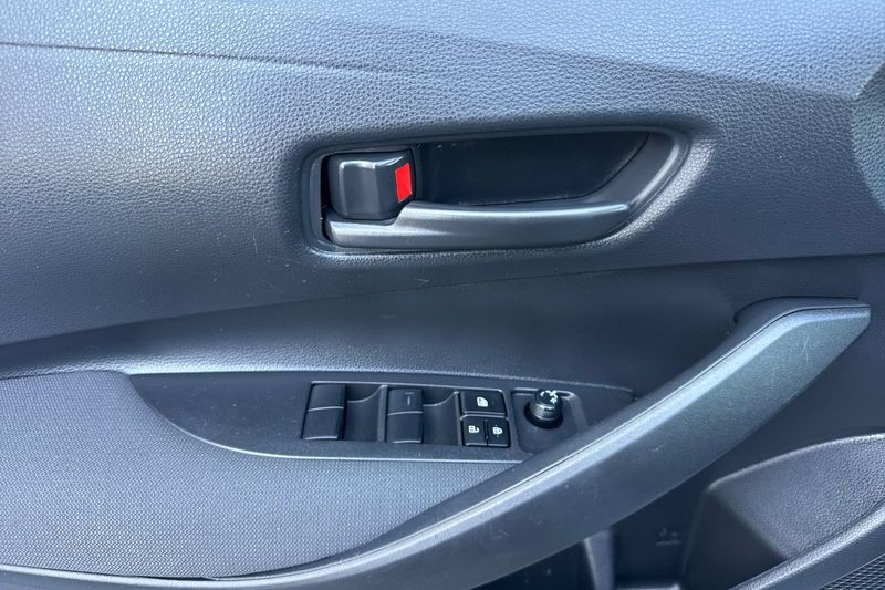 Toyota Corolla Vehicle Full-screen Gallery Image 11