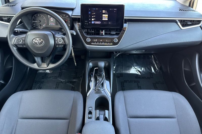 Toyota Corolla Vehicle Full-screen Gallery Image 13