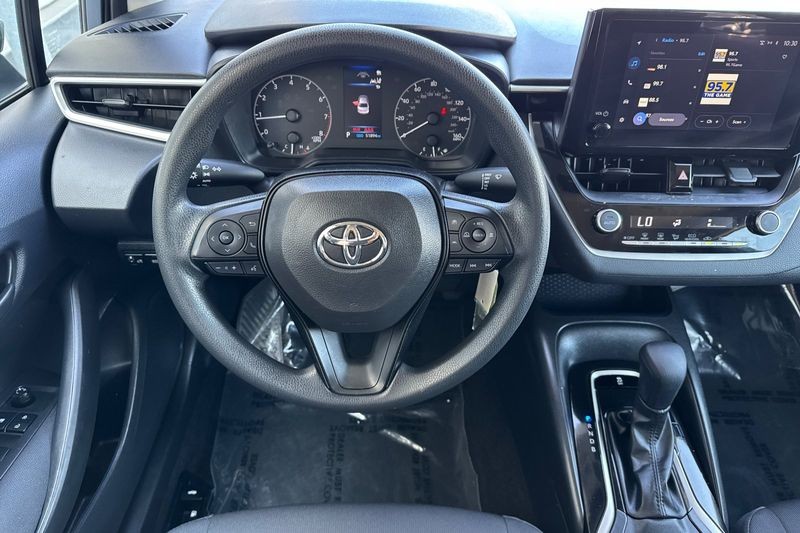 Toyota Corolla Vehicle Full-screen Gallery Image 14