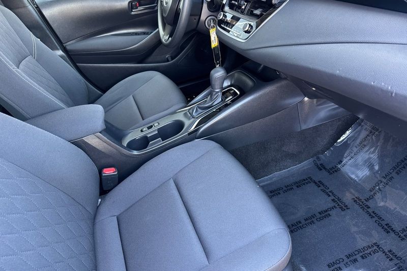 Toyota Corolla Vehicle Full-screen Gallery Image 15
