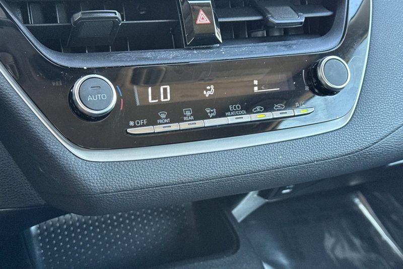 Toyota Corolla Vehicle Full-screen Gallery Image 19