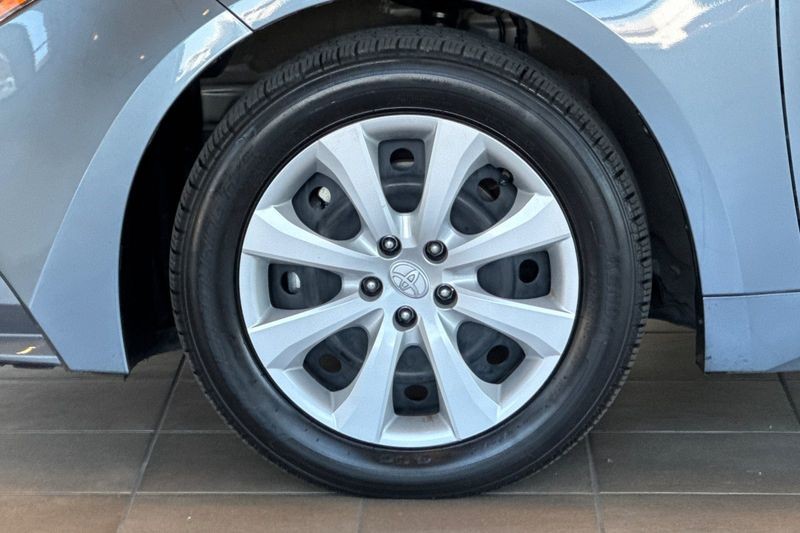 Toyota Corolla Vehicle Full-screen Gallery Image 24